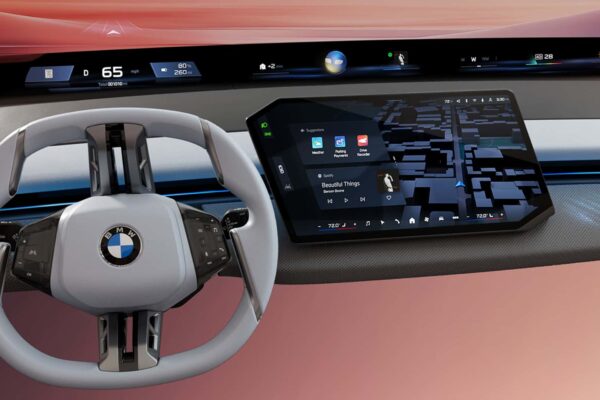 Another auto manufacturer operates on Apple CarPlay Ultra