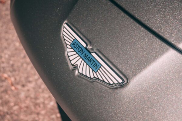 Aston Martin sells the F1 team's share and may become private