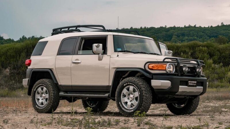 This Toyota FJ Cruiser took 1,000 hours to restore. Looks great