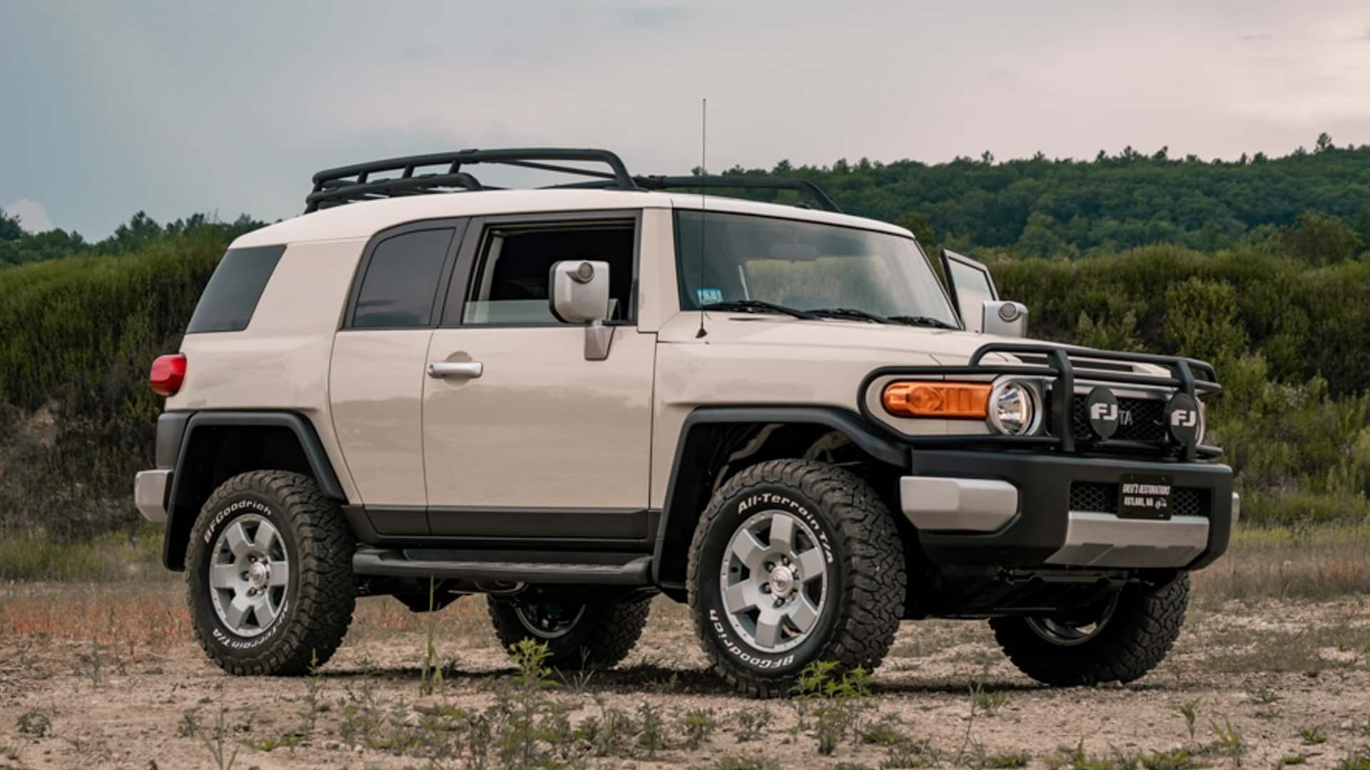 This Toyota FJ Cruiser took 1,000 hours to restore. Looks great